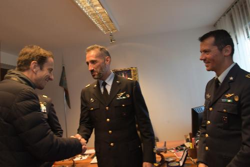 Massimiliano Fedriga (governatore Friuli Venezia Giulia) saluta il nuovo comandante del 313. Stormo, maggiore Gaetano Farina e quello uscente tenente colonnello Mirco Caffelli